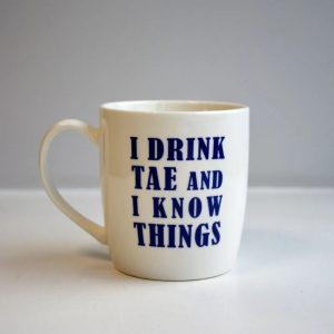I drink tae and I know things Mug