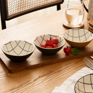 set of 3 appetizer dishes on wood board 37x12cm