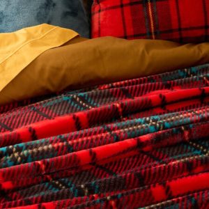 highland fleece throw in red 180x230cm