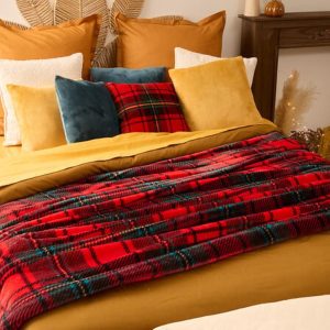 highland fleece throw in red 180x230cm
